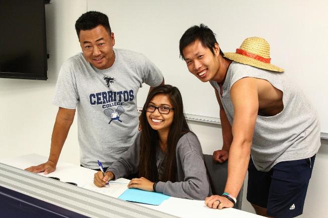 Samantha Judan (center) is flanked by head coach Alvin Kim (left) and Jony Chai (right), as she signs her NLI with Cal State Northridge