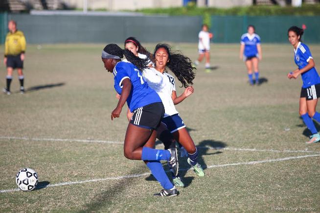 Leslie Walker drove around the El Camino defender to assist on the team's second goal.