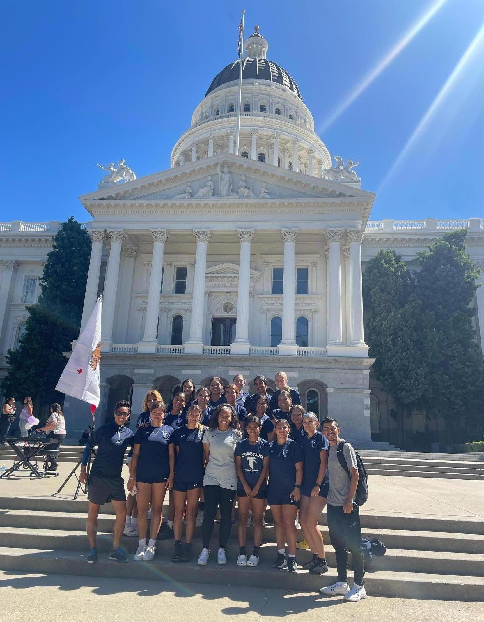 Women's soccer team visited the Capitol Building during their Northern California trip